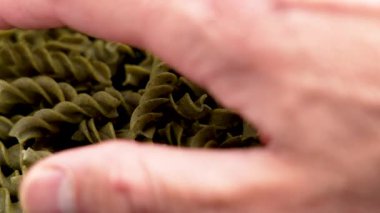 El şefi bezelyeli yeşil fusilli makarna ve yosunlu wakame malzemesi alır. Organik glütensiz diyet yiyecekler.