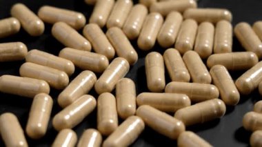 Siyah Tabakta Tıbbi Adaptojenik Ashwagandha Kapsülleri. Diyet takviyeleri. Döndürme