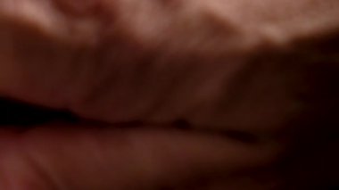 El, Ashwagandha kapsüllerini alır stresi azaltmak ve genel sağlığını iyileştirmek için. Makro