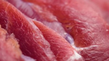 Süpermarketten çiğ hindi eti. Pişmemiş fileto. Makro atış. Döndürme