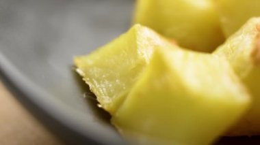 Mutfak kasesinde kıtır kıtır kızarmış patates dilimleri. Makro. Döndürme