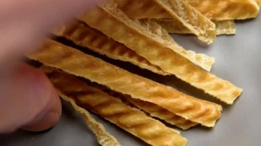 Şefin eli organik düşük karbonhidratlı vegan glütensiz fettucine makarna yiyor.