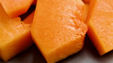 Pişirme el çiğ organik tereyağlı balkabağı alıyor. Makro çekim