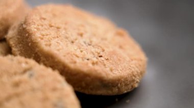 Lezzetli desenli taze altın kurabiyeler. Makro atış. Döndürme