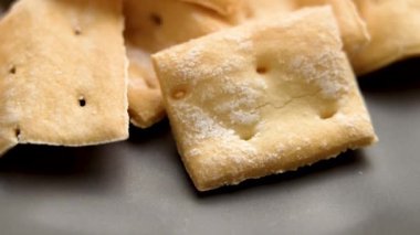 Pirinç unundan yapılmış tuzlu gevrek glütensiz kraker. Makro atış. Döndürme