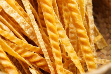 Çölyak için glütensiz, çiğ buğdaysız makarna. Diyet çiğ lezzet bileşeni. Kuru sarı mısır eriştesi.. 