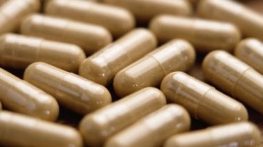 İlaç gibi sağlıklı kahverengi kapsüller. İlaç ve takviye malzemeleri konsepti. Makro atış. Döndürme