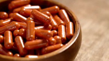 Lutein kapsülü, görme ve göz sağlığı için bir tedavi. Calendula özlü besin değeri yüksek bitkisel ilaç hapları. Kırsal biçim