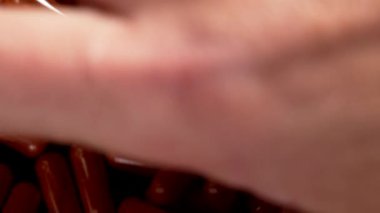 Hasta eli bir avuç dolusu besleyici lutin takviye kapsülü alıyor. Göz bakımı kavramı