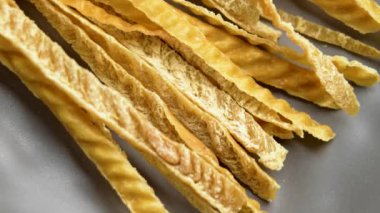 Düz yapılı, pişmemiş İtalyan makarnası. Döndürme. Öğle yemeği için organik kuru malzeme. Üst görünüm