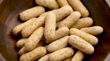 Mini ekmek çubukları Andalusia 'nın tipik ahşap bir kasede yakın mesafeden atıştırmak için. İspanyol yemeği. Döndürme. Üst görünüm