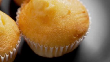 Kağıt bardakta yumuşak, havadar bir dokusu olan, ev yapımı basit ve davetkar bir ikram sunan, kahvaltı ya da atıştırmalık için mükemmel bir yer. Gri arka plan. Makro atış. Döndürme