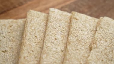 Kırsal ahşap bir yüzeye yerleştirilmiş ince ve sağlıklı cips parçaları. Organik dokusu olan hafif diyet gevrek atıştırmalık seçeneği. Döndürme