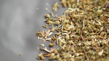 Doğal dokuya ve organik kaliteye sahip nötr bir zemine saçılmış kurumuş şifalı bitki örtüsü alternatif tıp için idealdir. Makro. Döndürme