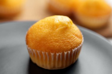 Kağıt bardakta yumuşak, havadar bir dokusu olan, ev yapımı basit ve davetkar bir ikram sunan, kahvaltı ya da atıştırmalık için mükemmel bir yer. Gri plaka arka planı