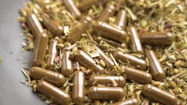 Bitkisel kapsüllere yakından bak. Sıhhatini arttıran bitkilerle dolu. Yavaş çekimde kurumuş botanik. Doğal sağlık konsepti. Döndürme. Makro çekim