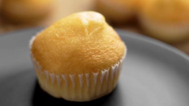 Tabakta tek altın kek. Yumuşak ve tüylü, tatlı bir ikram olarak tadını çıkarmaya hazır. Döndürme