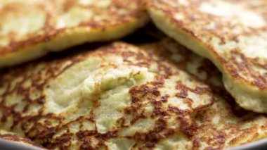 Taze rendelenmiş kabakla yapılan sıcak böreğin yakın çekimi. Altın kabuktan buhar yükseliyor