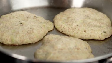 Sıcak tavada yumuşak hamurla kızartılmış çiğ gözleme. Kaynayan zeytinyağı ve kıymalı börek pişirmeye başlıyor. Ev yapımı yemek hazırlama süreci