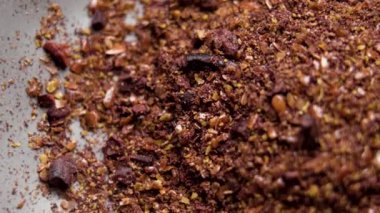 Kakao, çikolata taneleri ve keten tohumlarından çiğ fırın parçaları. Makro. Üst Manzara. Döndürme