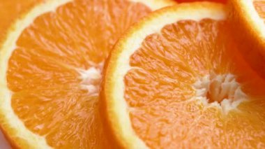 Detaylı hamurlu ve parlak kabuklu portakal dilimleri. Kapatın. Vitamin beslenme konsepti. Makro. Döndürme