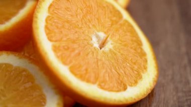 Mutfak tahtasındaki dilimlenmiş taze portakal püresi. Organik C vitamini kaynağı. Döndürme