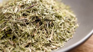 Kurumuş yaprakları kasede iyileştiren at kuyruğu. Doğal bitkisel çay malzemesi. Döndürme