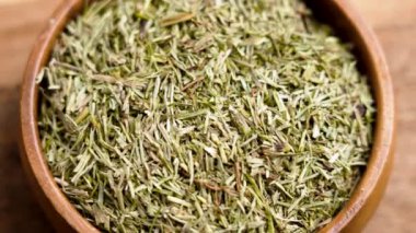 Kurutulmuş Equisetum tahtadaki ahşap kasede yetişen bitkiler. At kuyruğu ailesi. Bitkisel tıp konsepti. Döndürme. Üst Manzara. Kapat.