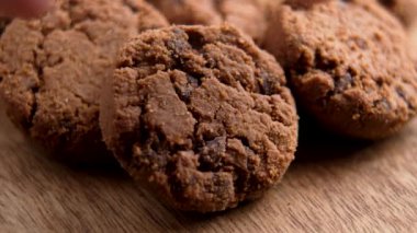 Koyu çikolata parçalı bir bisküvi al. Tatlı yuvarlak çatlamış kurabiyeler.