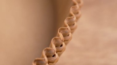 Üst üste yığılmış kahverengi kağıt bardakların kenarları. Zarif kıvrımlar. Eko-bilinçli mutfak aksesuarı. Döndürme