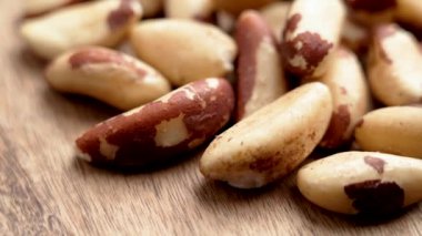 Kahverengi mutfak tahtasında çiğ Brezilya fındığı. Makro atış. Döndürme