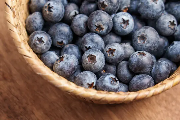 Ahşap yüzeyde dokuma sepetinde olgun böğürtlenler. Taze doğal süper yiyecekler. Vitamin ve antioksidanların kaynağı. Üst görünüm