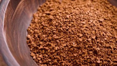 Kırsal ahşap kasede çözünür kahve taneleri. Aromatik sabah içeceği malzemesi. Üst Manzara. Döndürme