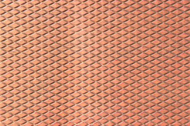 Tekrarlayan elmas desenli paslı metal levha. Endüstriyel bina dış kaplama. Yıpranmış bir yapı. Aşınma ve yaşlanma izleri. Soyut arkaplan