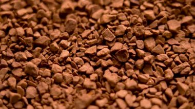 Aromatik kahve tanecikleri. Sabah içeceği çözünebilir malzeme. Makro atış. Döndürme