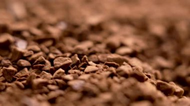 Metal bir kaşıkla aromatik granüller dolusu hazır kahve. Sabah içeceği çözünebilir malzeme. Makro çekim