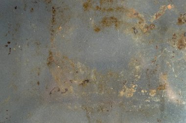 Paslı metal yüzey, oksitlenmiş lekeler ve paslanmış yamalar. Yıllanmış endüstriyel doku. Zor yıpranmış detaylar. Soyut arkaplan