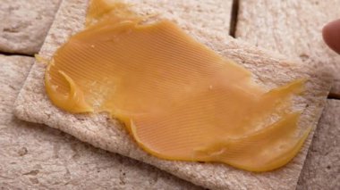 Vejetaryen tatlandırılmış hindistan cevizi kremalı tam tahıllı ekmek.