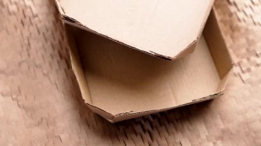 Boş karton kutular ve yumuşak kağıtlar kullanıldı. Geri dönüşüm malzemeleri. Üst Manzara. Döndürme