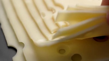İsviçre Emmental peyniri dilimleri. Organik süt ürünü. Kapat.