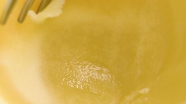 Bir çatal taze yağ temizler. Sağlıklı ev yapımı yağlı malzeme. Makro çekim