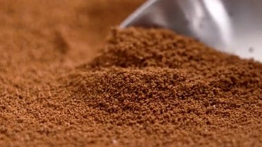 Kepçeyle kepçelenmiş bir kaşıkta hindiba. Sağlıklı besleyici içecek bileşeni. Makro çekim