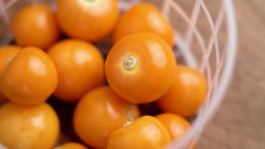 Süpermarket plastik sepetinde çiğ Physalis Peruviana meyveleri. Yer kirazı. Makro. Üst Manzara. Döndürme
