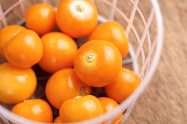Süpermarket plastik sepetinde çiğ Physalis Peruviana meyveleri. Yer kirazı. Makro. Üst görünüm. 