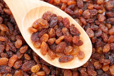 Tahta kaşıkta kurutulmuş kuru üzüm. Kurutulmuş üzüm meyvesi. Üst Görünüm