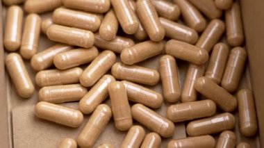 Karton bir kutuda besin takviyelerinin ilaç kapsülleri. İlaç malzemeleri konsepti. Üst Manzara. Döndürme