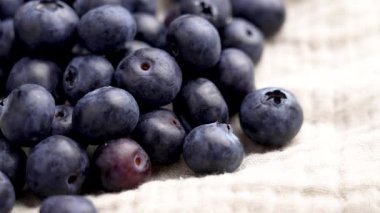 Kırışmış yumuşak bez peçetenin üzerinde yabanmersini. Taze organik böğürtlen Döndürme