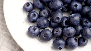 Mutfak tabağında taze toplanmış yabanmersini. Organik yaban mersini. Üst Manzara. Döndürme