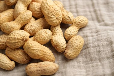 Kızarmış fıstık kabukları kumaştan yapılmış yemek peçetesi. Yakın çekim.