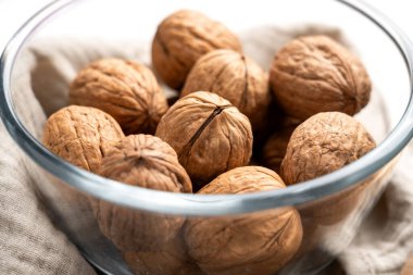 Cam kasede ceviz kabuğu olan çiğ ceviz. Yakın plan.. 